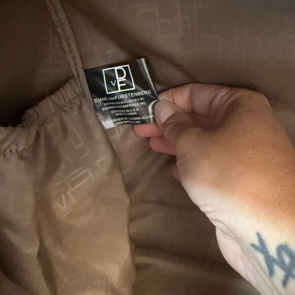 Vtg Diane von Furstenberg Brown Travel Bag Adjustable Strap W/ Brass Hardware - Picture 11 of 13